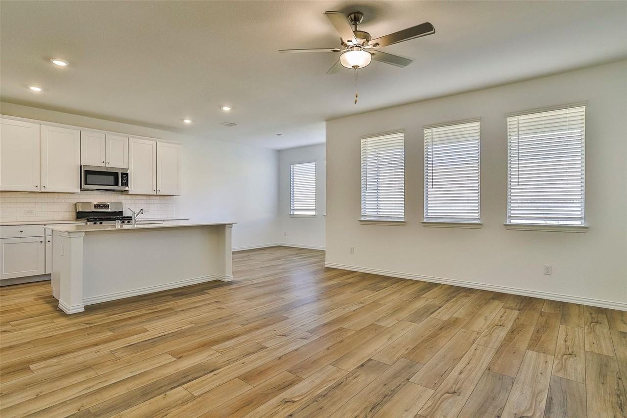 932 Dustwood Dr - Photo 4 of 27