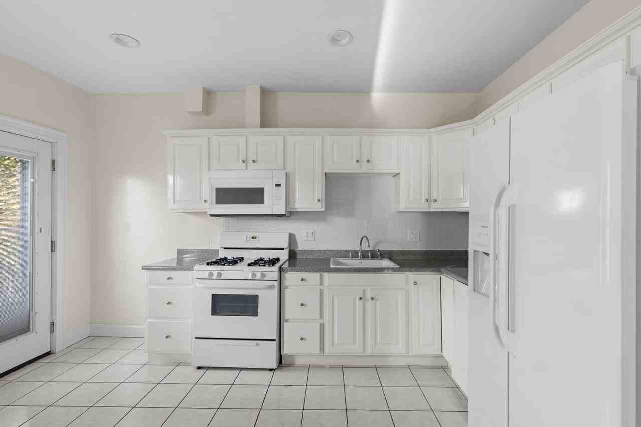 66 Hobart St - Photo 2 of 24