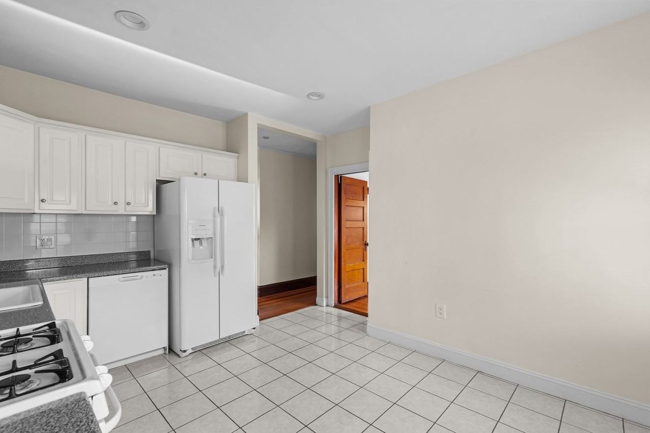 66 Hobart St - Photo 4 of 24