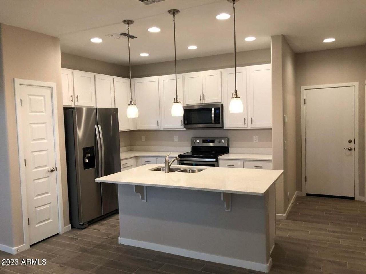 594 W Westchester Ave - Photo 4 of 21