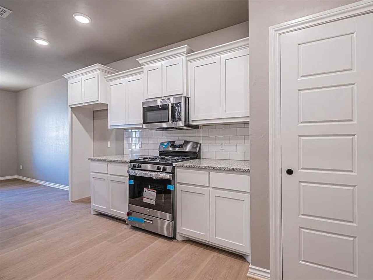 124 Cedar St - Photo 3 of 23