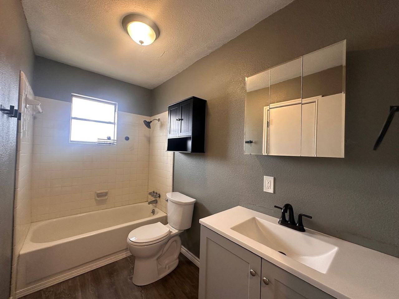 230 Bell St - Photo 2 of 9