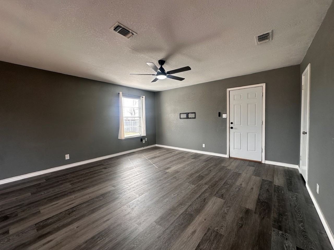 230 Bell St - Photo 3 of 9