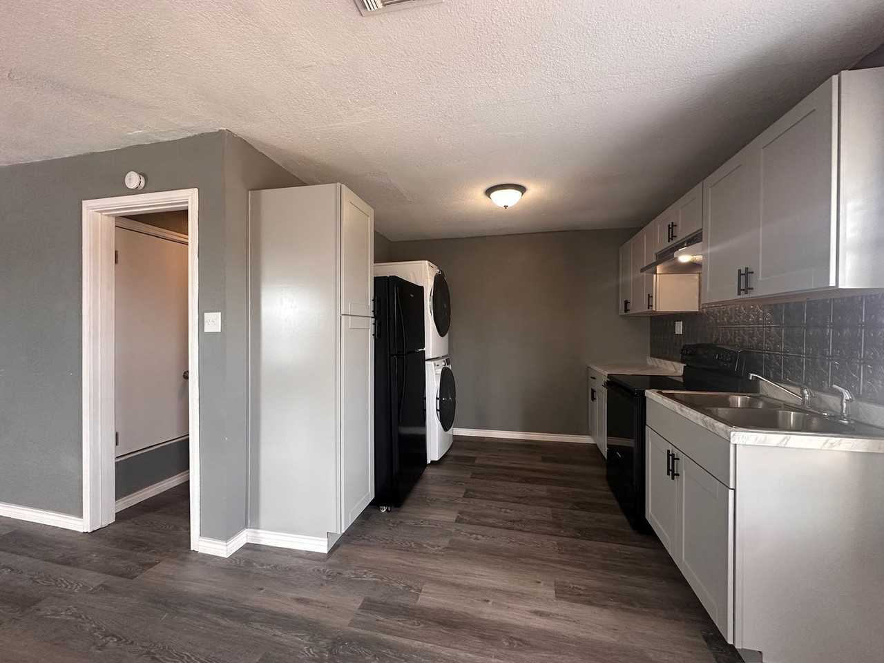 230 Bell St - Photo 5 of 9