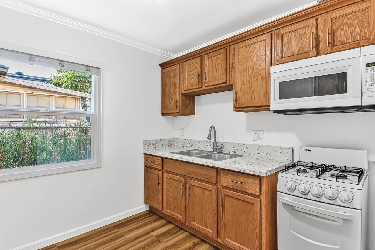 1631 E 4th St - Photo 6 of 28