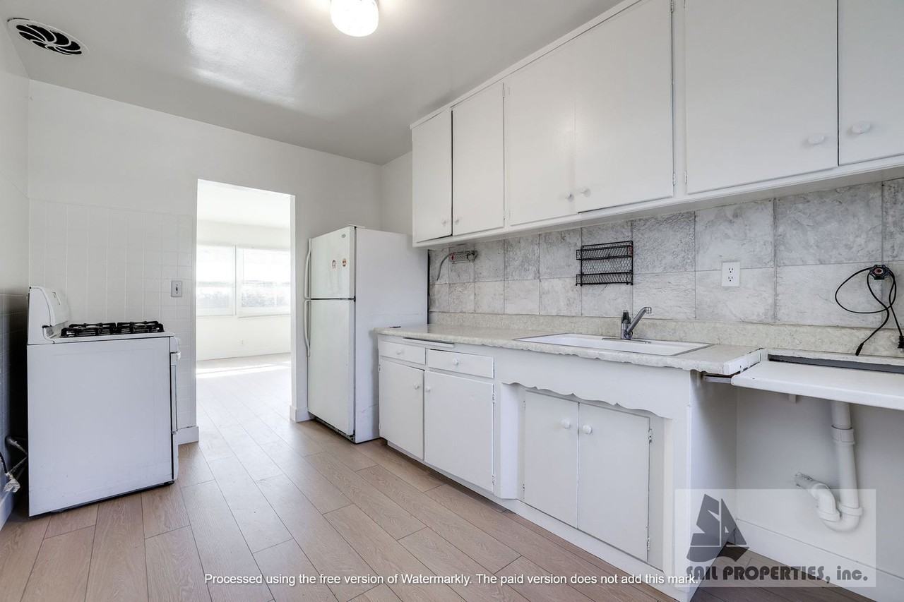 8075 Yorktown Ave - Photo 4 of 15