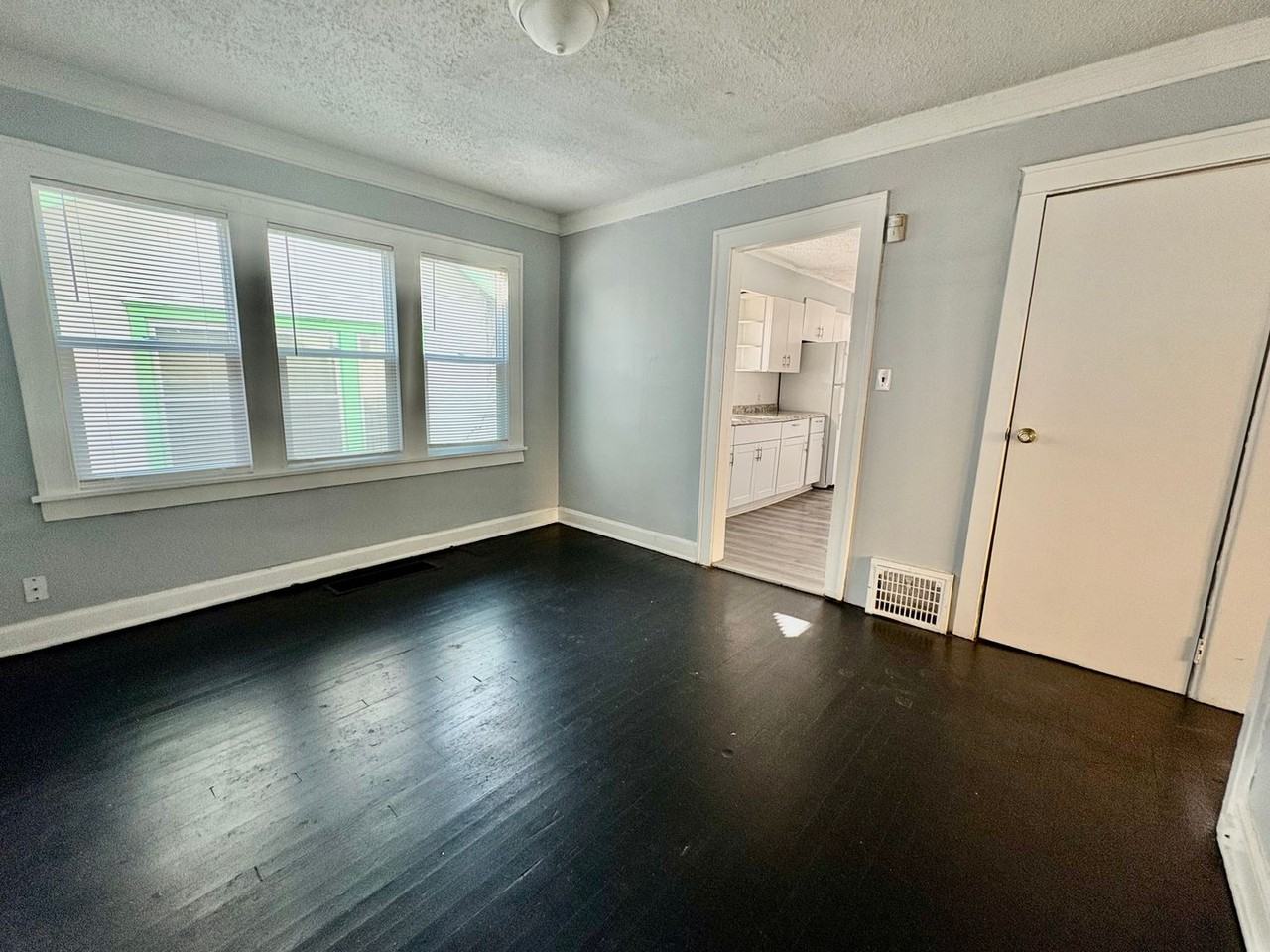 5344 Brooklyn Ave - Photo 7 of 26