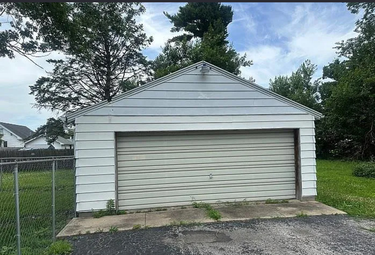 1122 Huber Ave - Photo 3 of 4