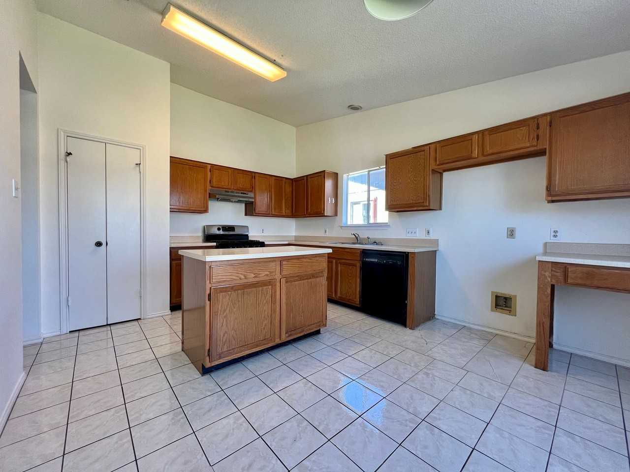 6005 Avery Island Ave - Photo 2 of 17