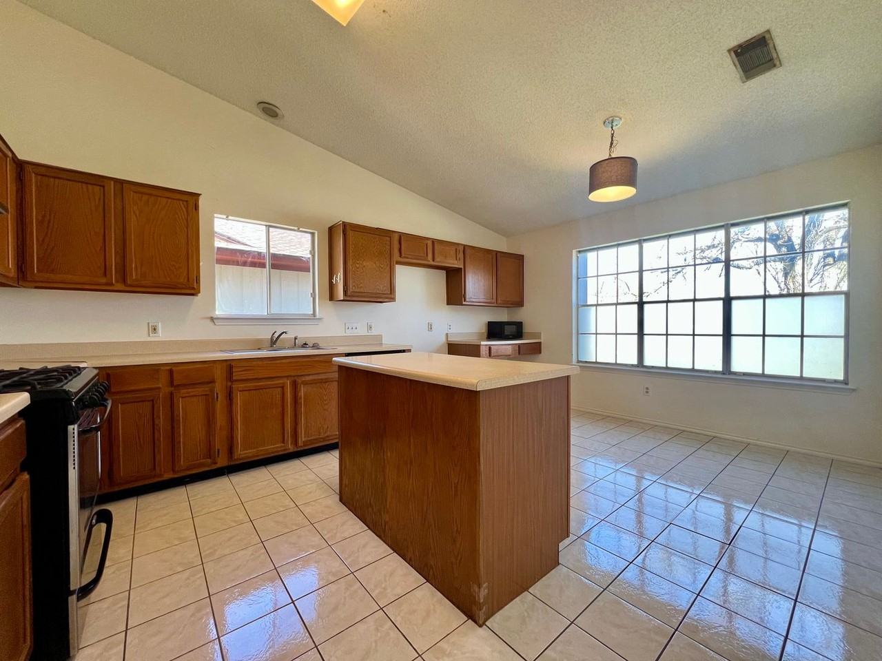 6005 Avery Island Ave - Photo 4 of 17