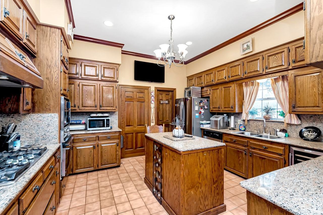 1022 Wooddale Blvd - Photo 3 of 12