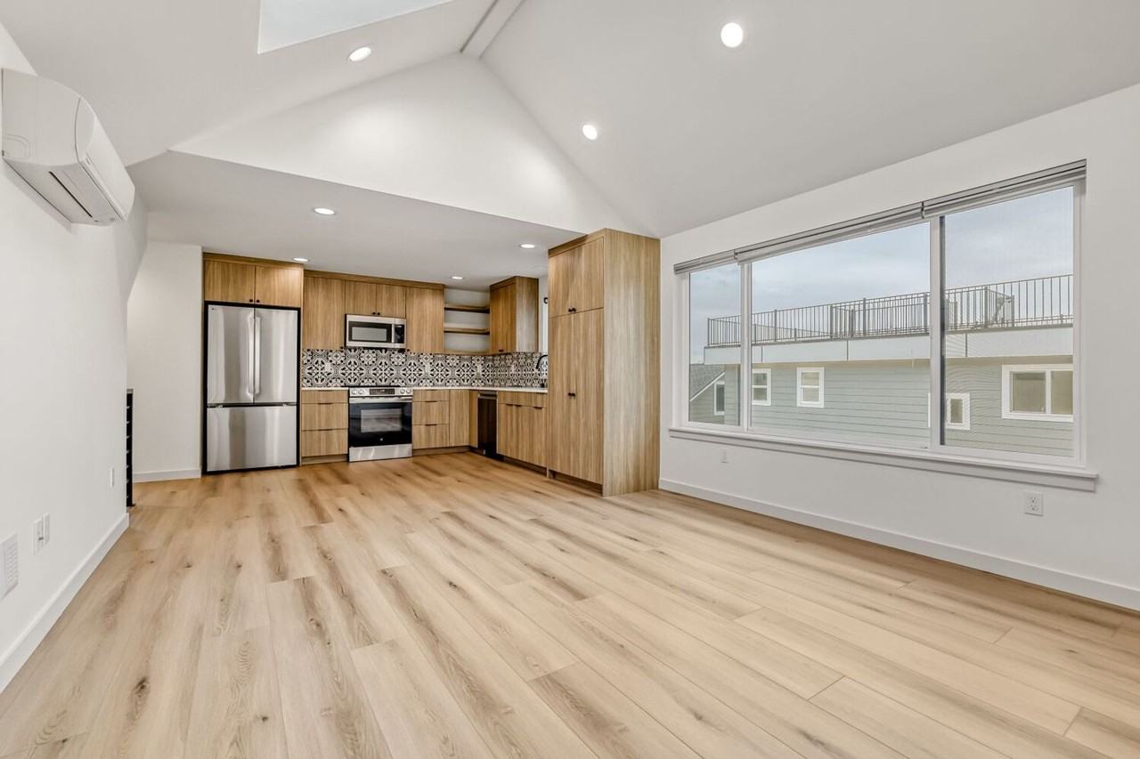 6715 Aurora Ave N - Photo 2 of 11