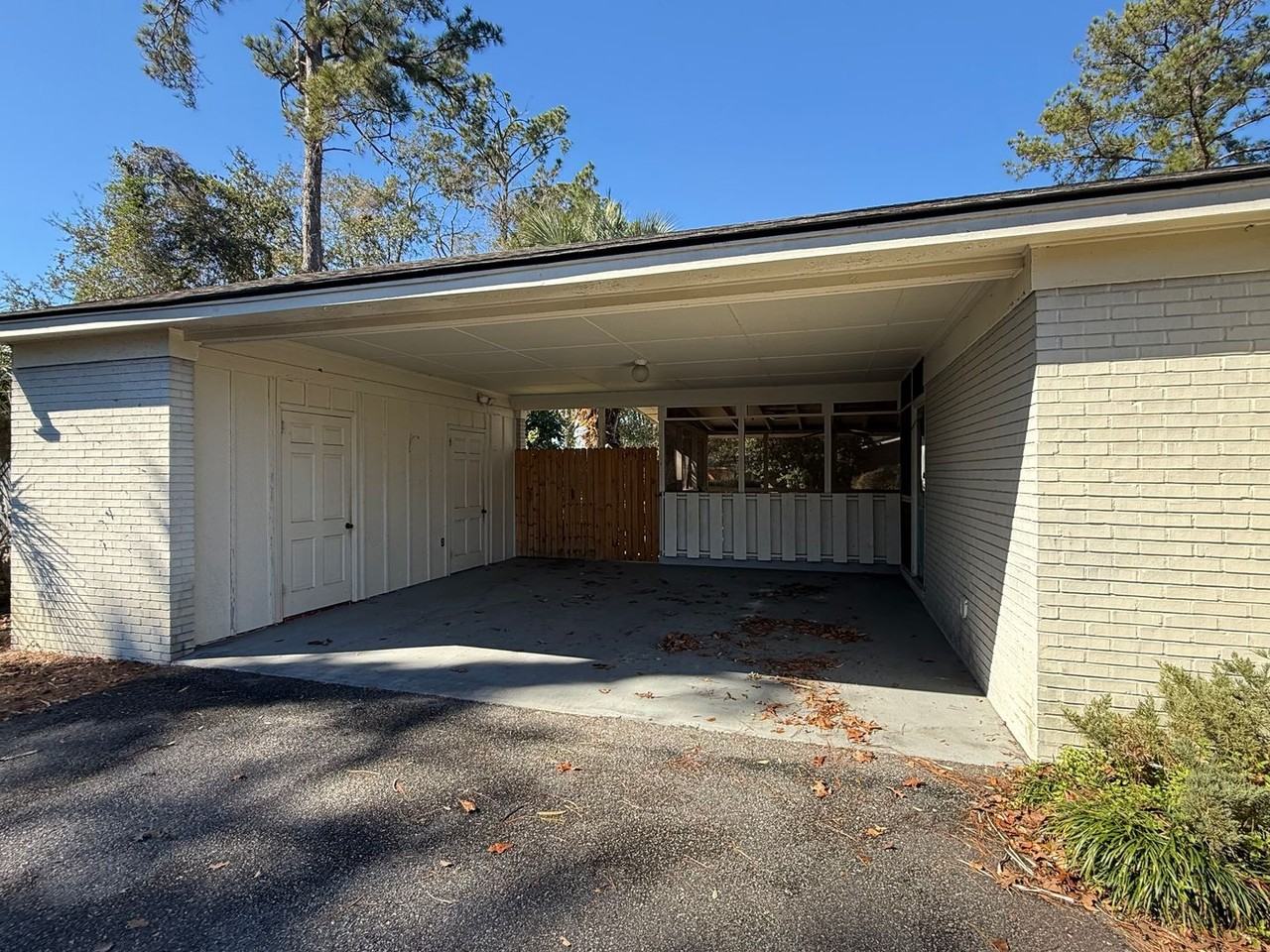 1103 Gornto Rd - Photo 2 of 14