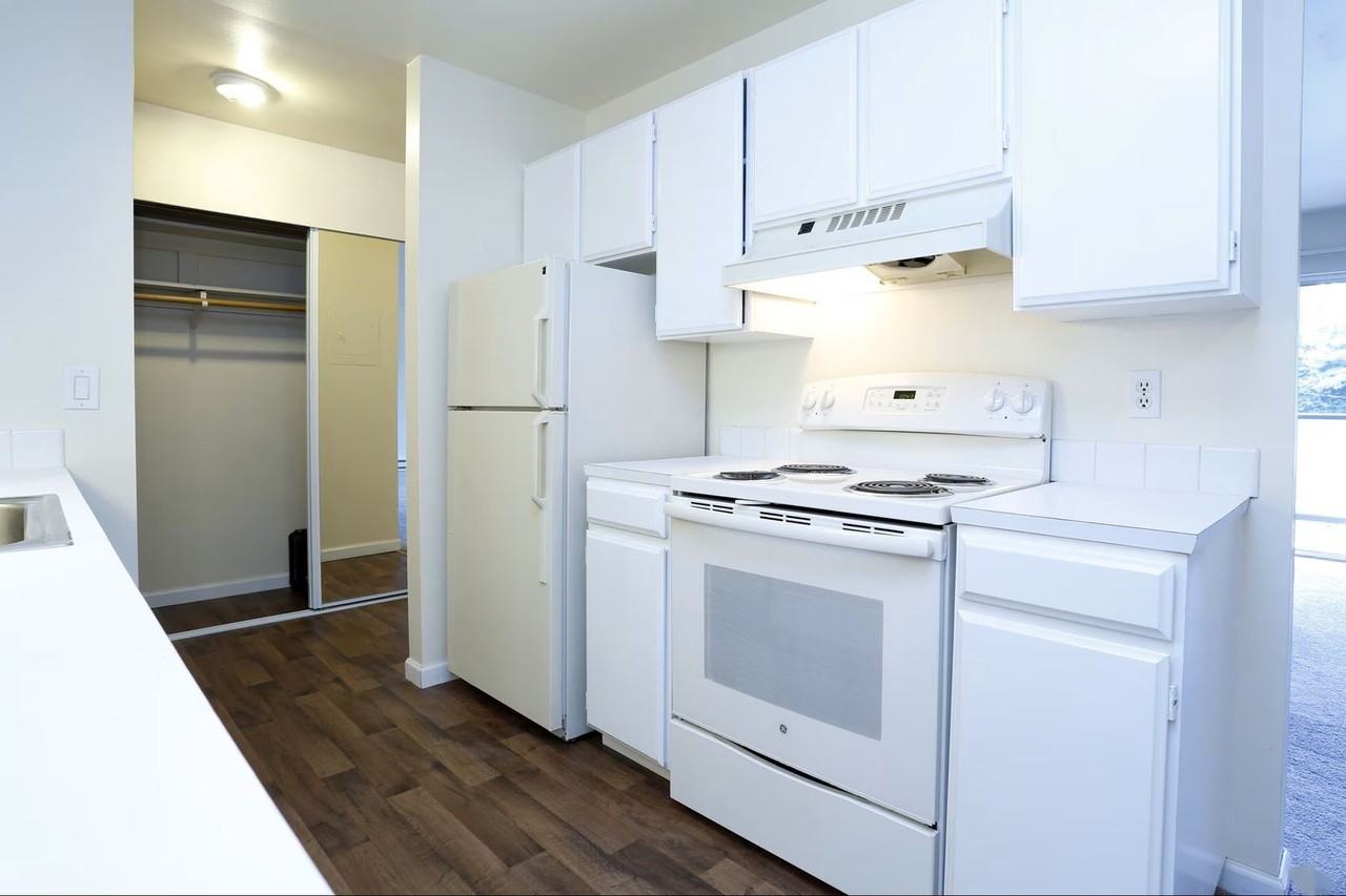 The Commodore Aprartments - Photo 2 of 17