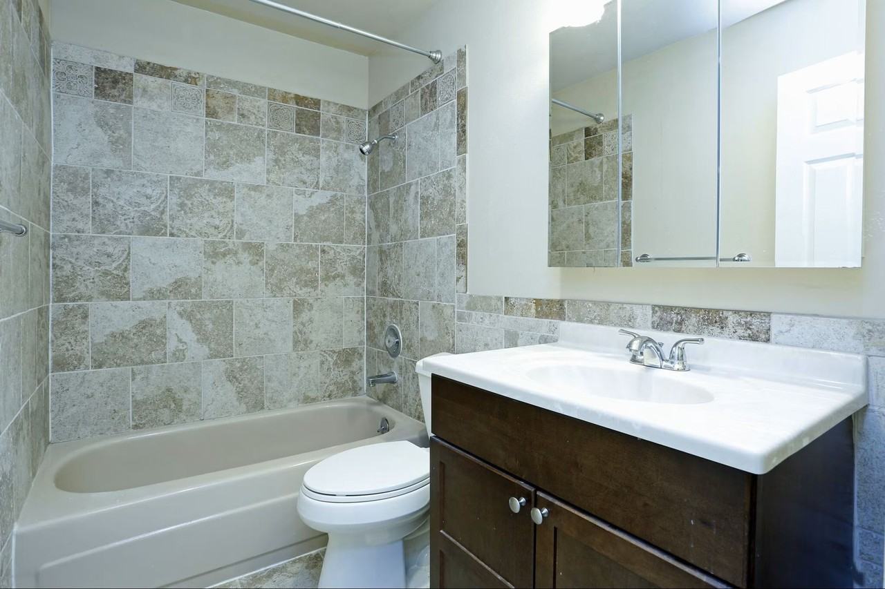 The Commodore Aprartments - Photo 4 of 17