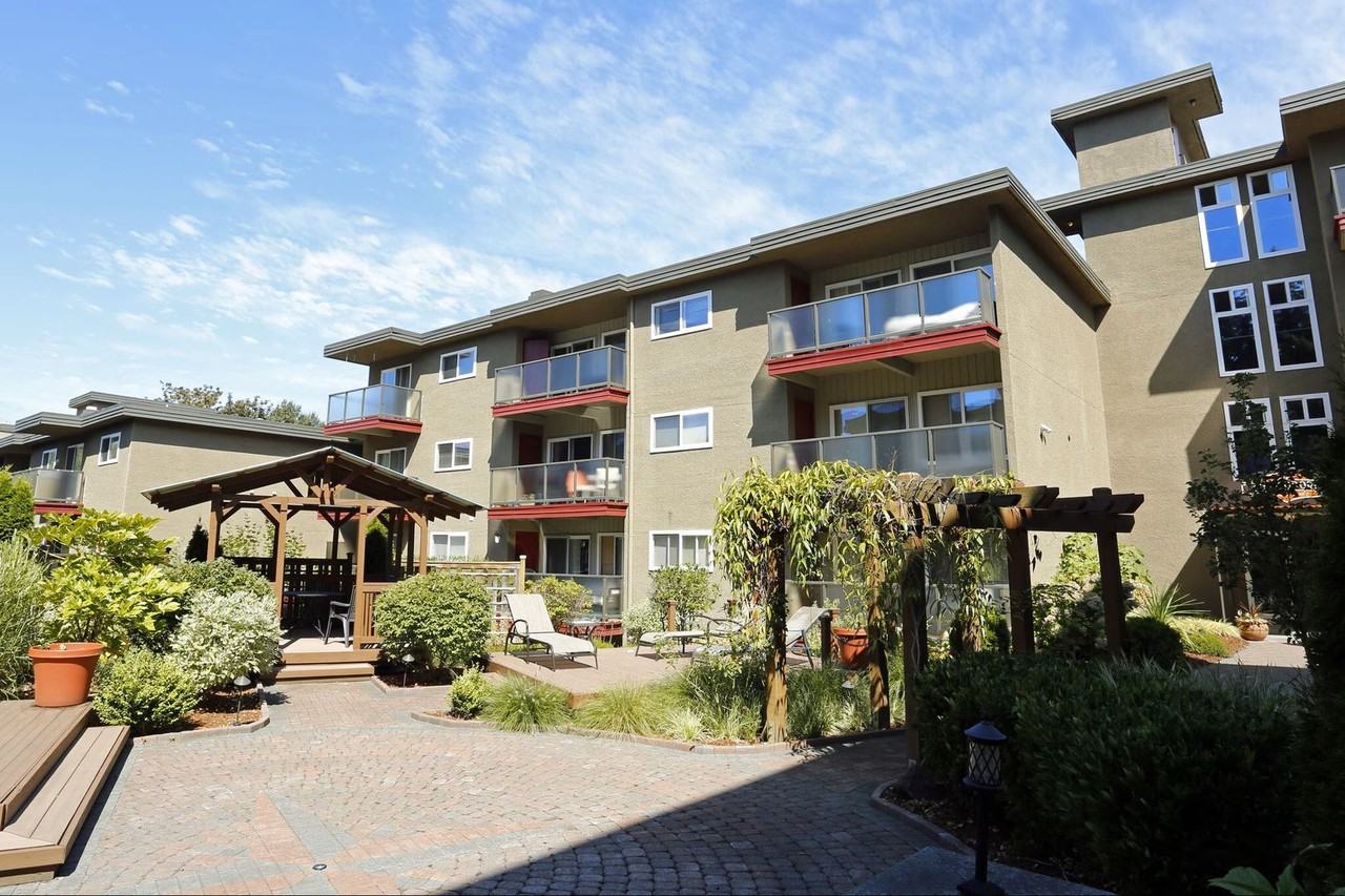 The Commodore Aprartments - Photo 7 of 17