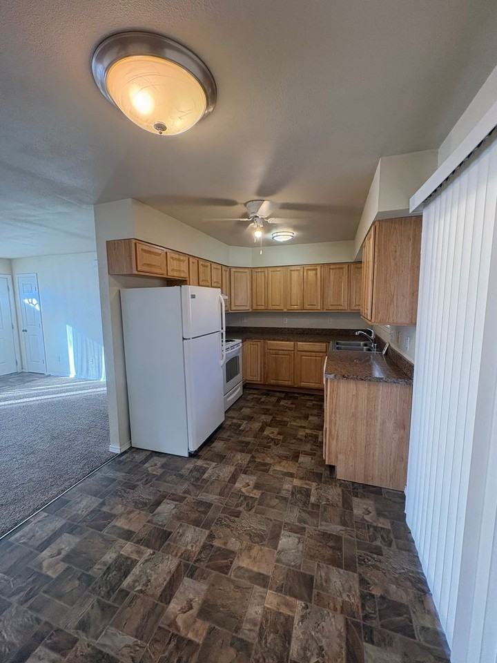 136 J St Ne - Photo 3 of 14