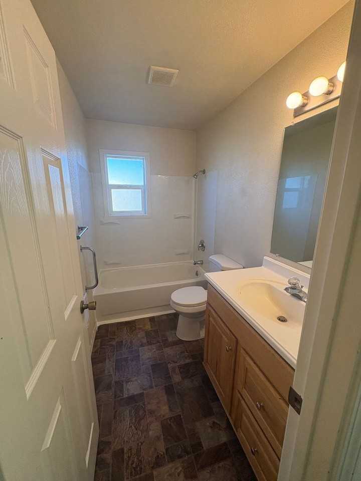 136 J St Ne - Photo 6 of 14