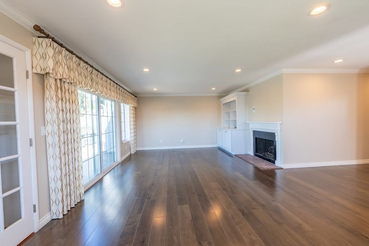 1019 Lakeview Ter - Photo 3 of 16