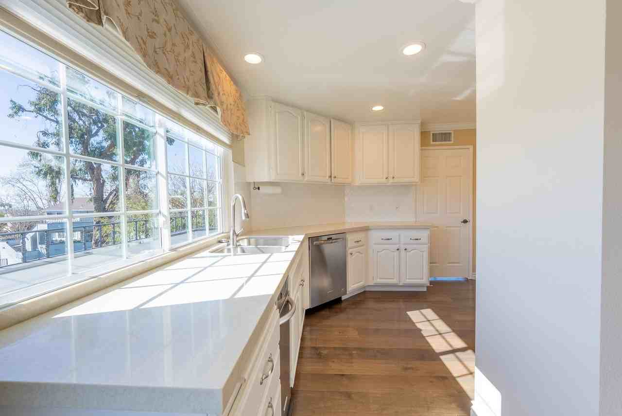 1019 Lakeview Ter - Photo 4 of 16