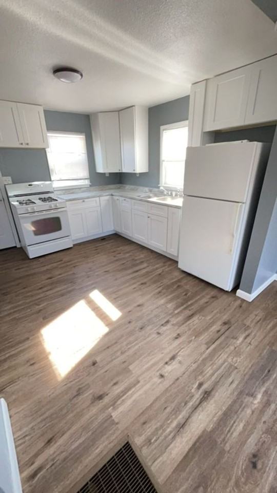 215 S Curtis St - Photo 2 of 3