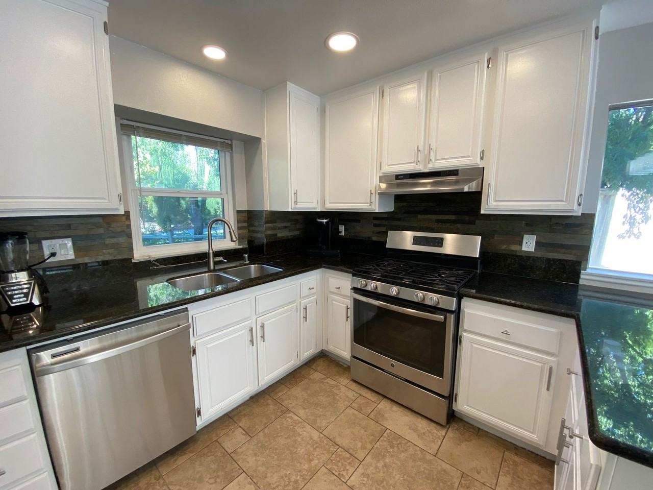 539 Spruce Ct - Photo 7 of 24