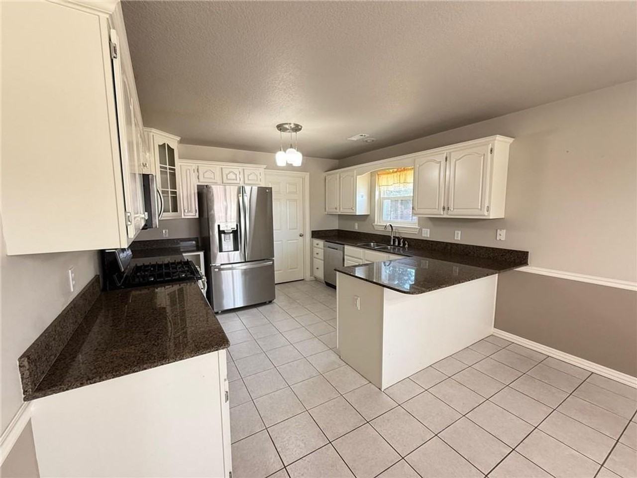 1808 Lancaster Dr - Photo 2 of 23