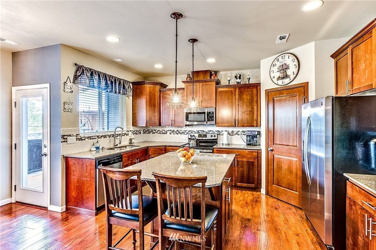 6017 Alexander Ave Se - Photo 3 of 12