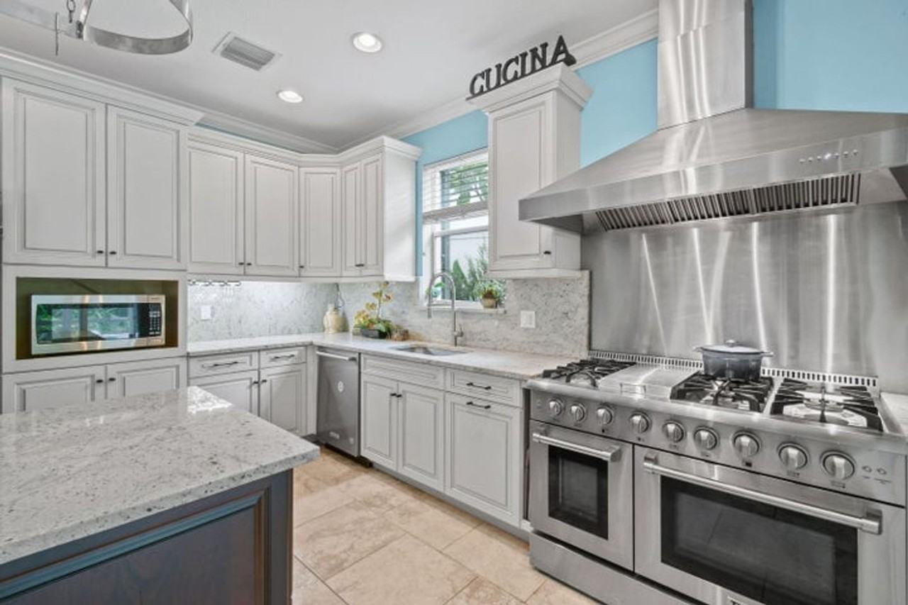 4576 Thornwood Cir - Photo 2 of 24