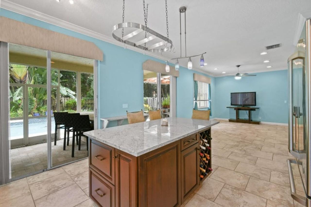 4576 Thornwood Cir - Photo 3 of 24