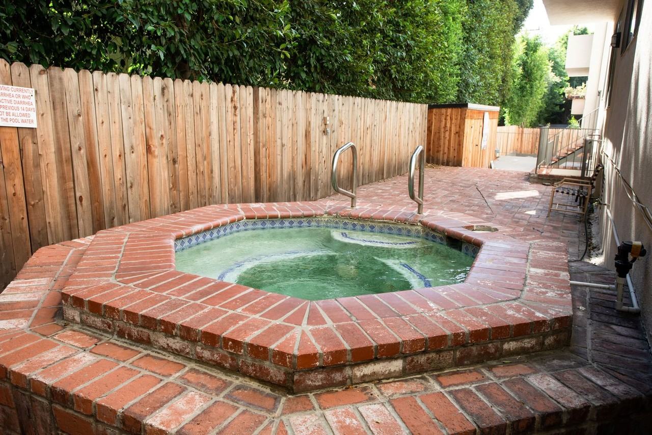 700 Westmount Dr - Photo 4 of 26