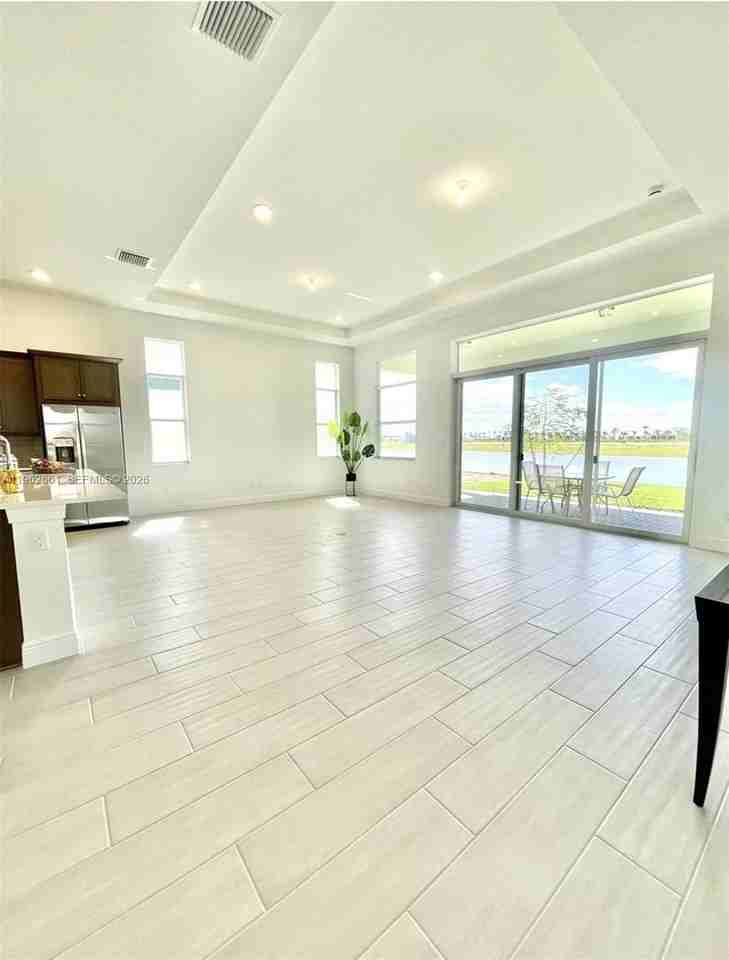 5243 Rivo Alto Cir - Photo 3 of 19