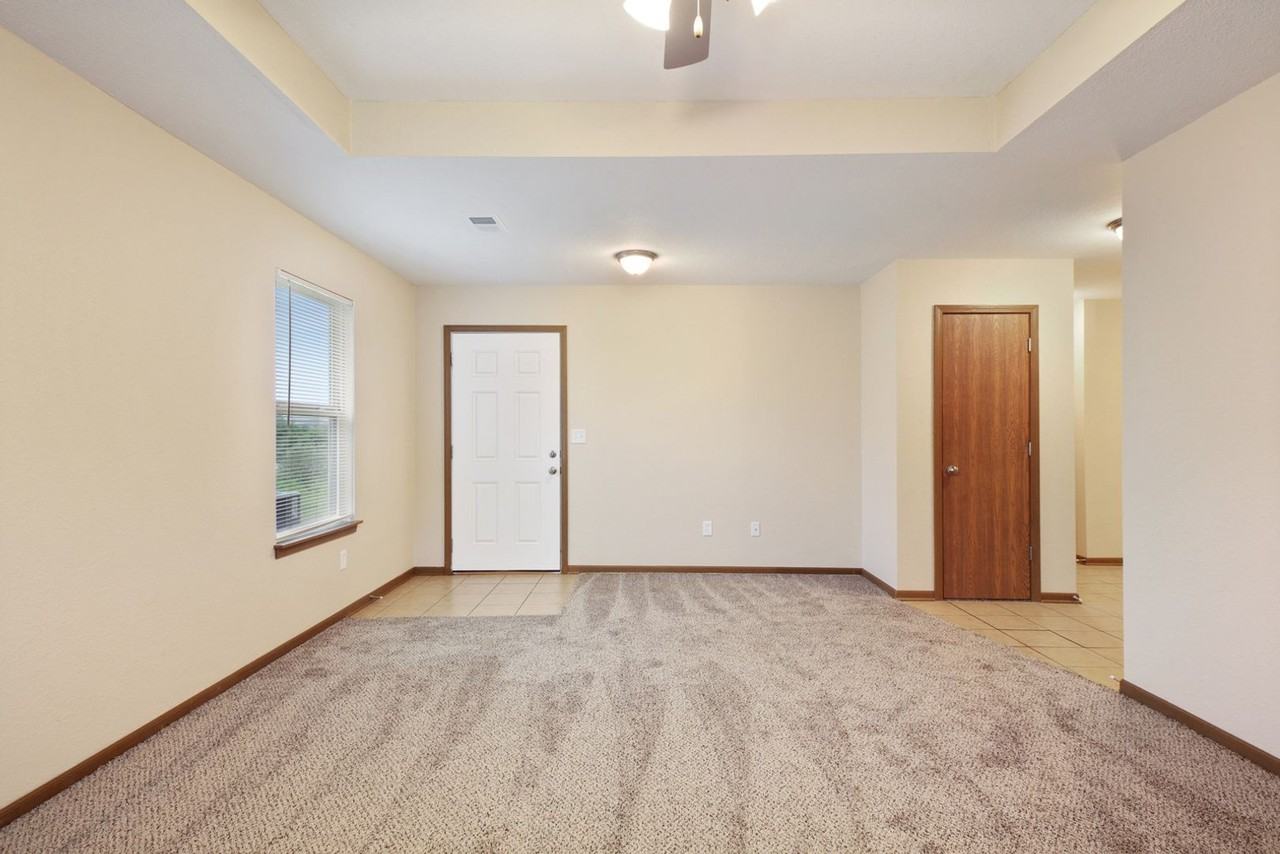 1313 Nw Willow Dr - Photo 2 of 15