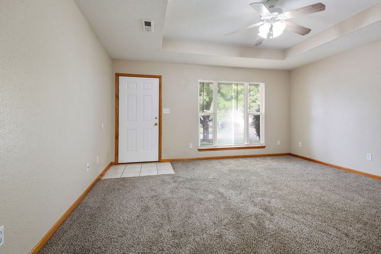 2216 Thomas St - Photo 2 of 15