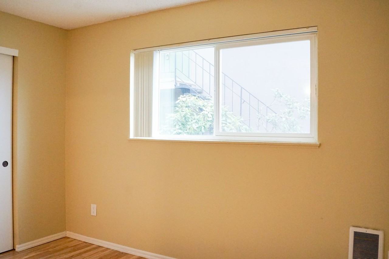 1549 Se Stark St - Photo 7 of 8