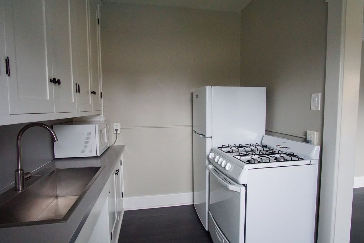 7437 N Saint Louis Ave #7 - Photo 6 of 10