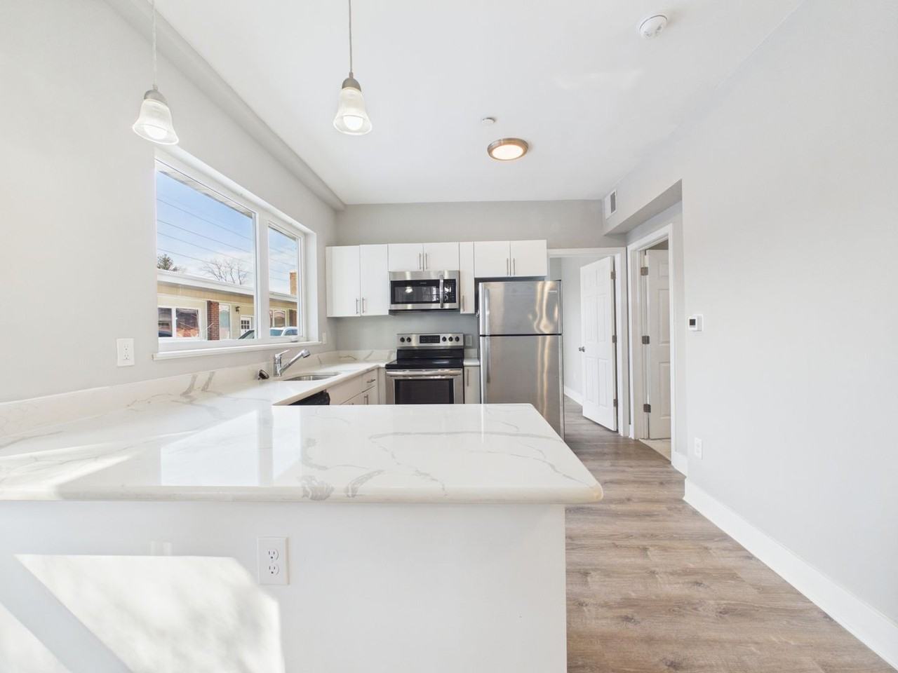 5524 Pulaski Avenue - Photo 4 of 27