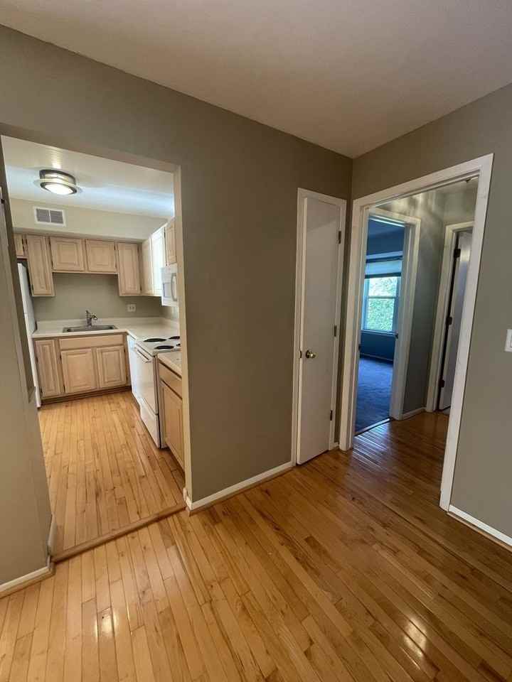 2243 S Huron Pkwy #3 - Photo 6 of 30