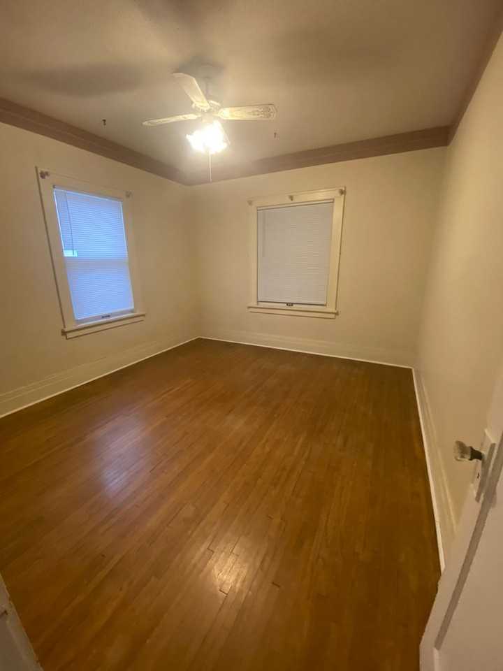 905 Baltimore St - Photo 4 of 12