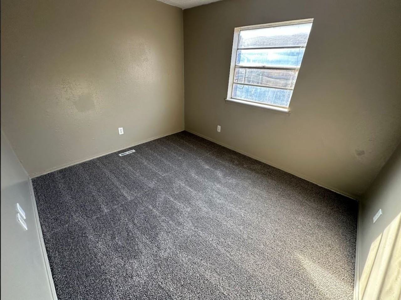 11201 N Blackwelder Ave - Photo 4 of 20