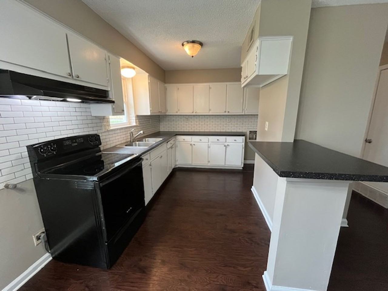 2600 Eastbrook Dr - Photo 4 of 11