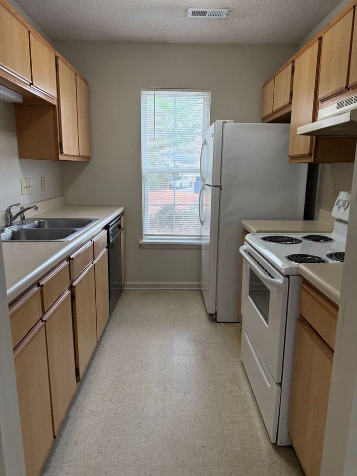 111 Persimmon Ct - Photo 2 of 7