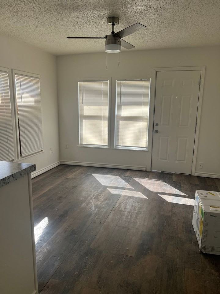 803 Sammons St - Photo 3 of 7