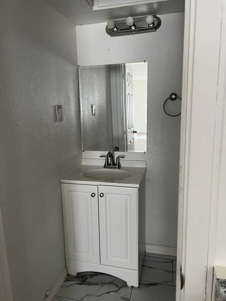 803 Sammons St - Photo 4 of 7