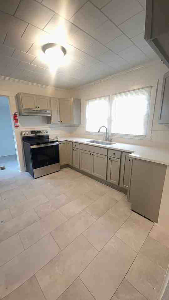 505 E 5th St - Photo 3 of 16