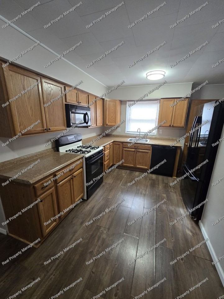 7427 Magoun Ave - Photo 3 of 14