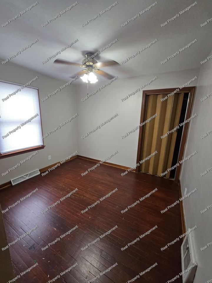 7427 Magoun Ave - Photo 6 of 14