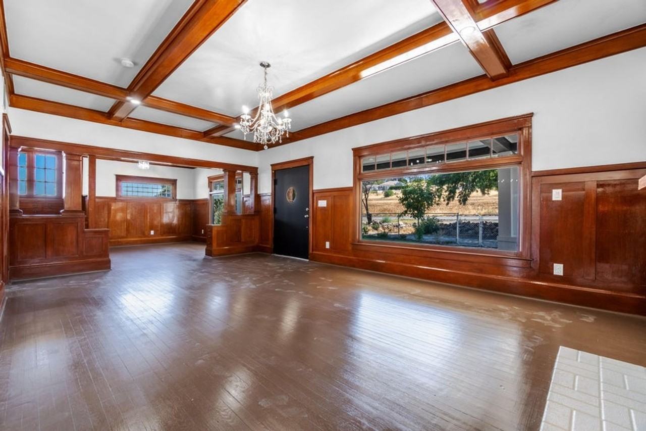 1019 N Main St - Photo 7 of 50