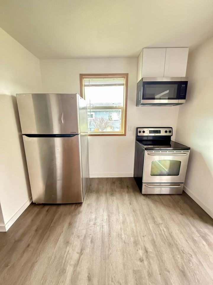 913 E Market St - Photo 2 of 7