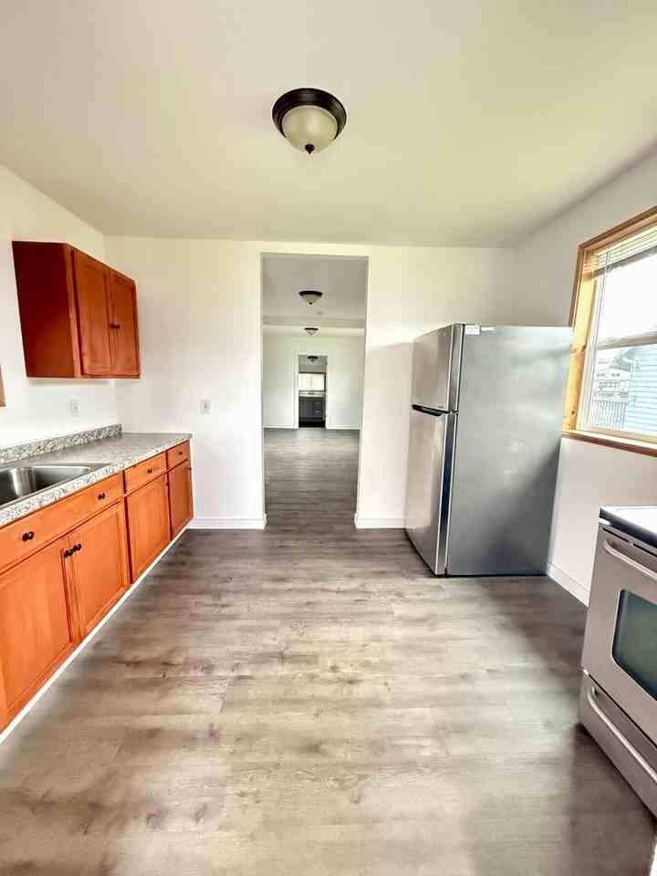 913 E Market St - Photo 3 of 7